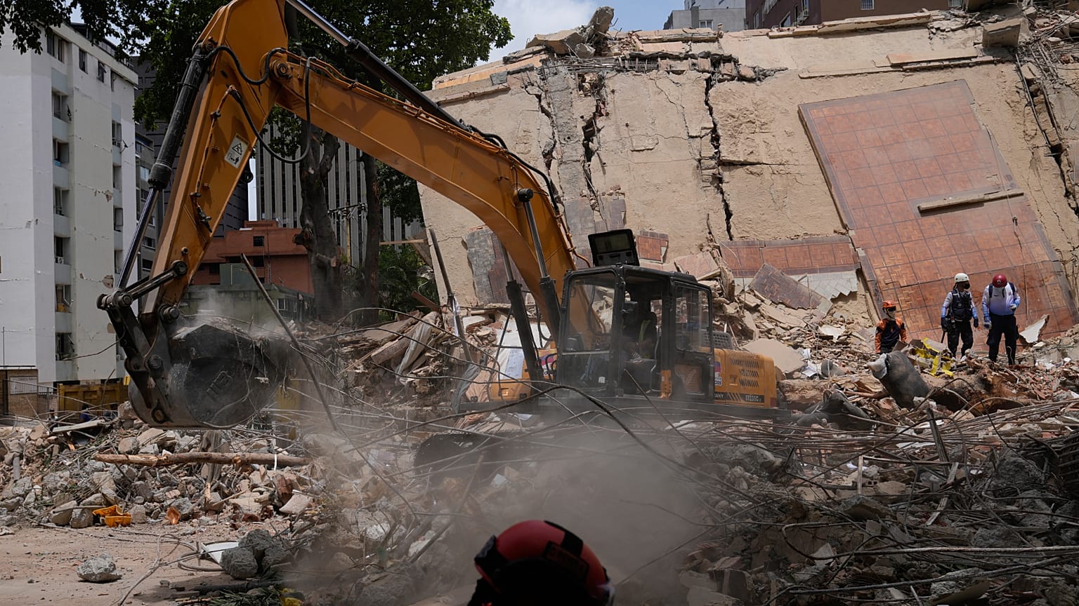 Los trabajadores retiran escombros de un edificio derrumbado en Caracas, Venezuela, el jueves 25 de junio de 2026, un día después del doble terremoto
