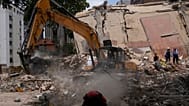 Los trabajadores retiran escombros de un edificio derrumbado en Caracas, Venezuela, el jueves 25 de junio de 2026, un día después del doble terremoto