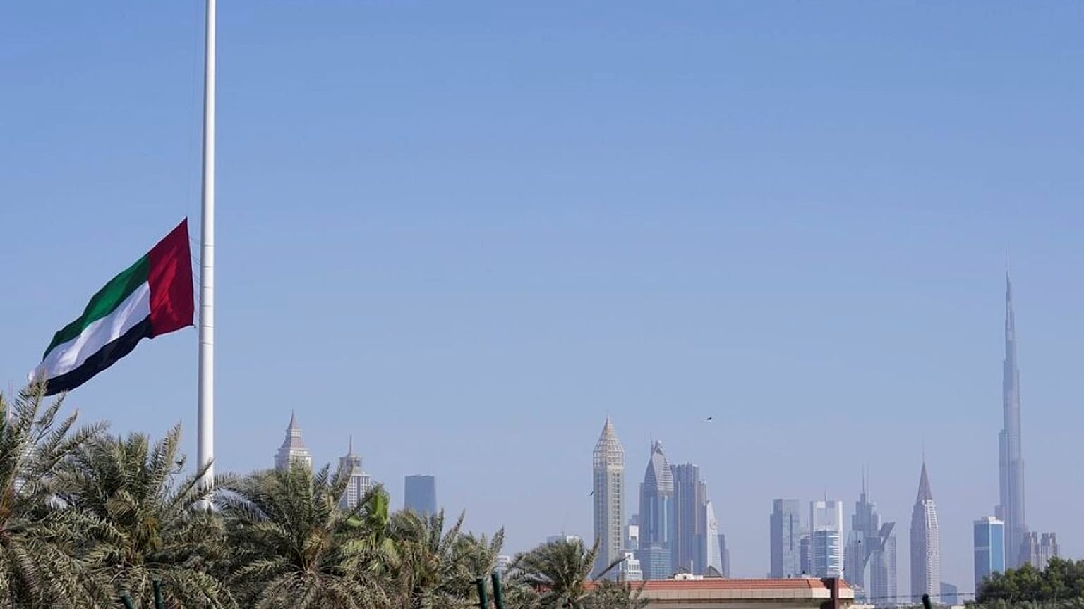 رُفع علم دولة الإمارات العربية المتحدة مُنكّساً عقب الإعلان عن وفاة رئيس الدولة، وذلك في دبي، يوم الجمعة الموافق 13 مايو 2022.