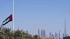 رُفع علم دولة الإمارات العربية المتحدة مُنكّساً عقب الإعلان عن وفاة رئيس الدولة، وذلك في دبي، يوم الجمعة الموافق 13 مايو 2022.
