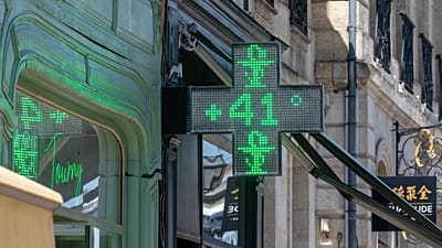 Letreiro de uma farmácia indica temperatura de 41 graus Celsius (105,8 graus Fahrenheit) em Bordéus, no sudoeste de França, terça-feira, 23 de junho de 2026,