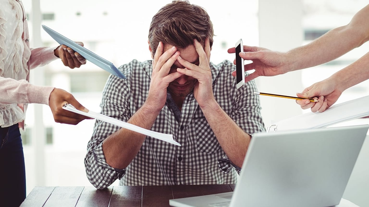 شخص يعيش حالة من التوتر والضغط النفسي أثناء العمل