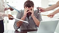 شخص يعيش حالة من التوتر والضغط النفسي أثناء العمل