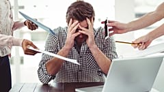 شخص يعيش حالة من التوتر والضغط النفسي أثناء العمل