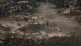  دبابات إسرائيلية تتحرك بمحاذاة مبانٍ مدمرة في جنوب لبنان، كما تظهر من شمال إسرائيل، يوم الجمعة 26 يونيو 2026.