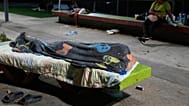 Varias personas acampan en la calle la noche después de que los terremotos azotaran Caracas, Venezuela, el 25 de junio de 2026.