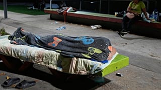 Varias personas acampan en la calle la noche después de que los terremotos azotaran Caracas, Venezuela, el 25 de junio de 2026.