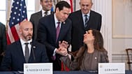 Ο Μάρκο Ρούμπιο ανταλλάσει χειραψία με τον πρέσβη του Λιβάνου μετά την υπογραφή της συμφωνίας κατάπαυσης του πυρός