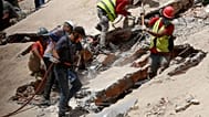  عمال الإنقاذ يبحثون بين أنقاض مبنى منهار بعد يومين من وقوع زلازل في كاراكاس، فنزويلا، يوم الجمعة 26 يونيو 2026. 