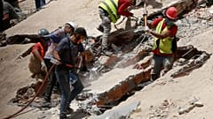  عمال الإنقاذ يبحثون بين أنقاض مبنى منهار بعد يومين من وقوع زلازل في كاراكاس، فنزويلا، يوم الجمعة 26 يونيو 2026. 