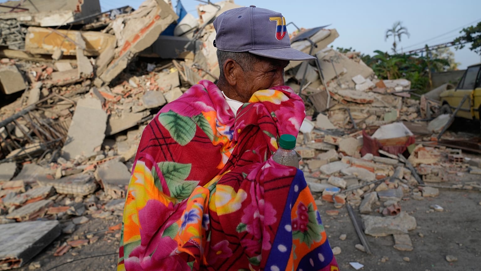 Un hombre se encuentra frente a un edificio derrumbado dos días después del terremoto que azotó La Guaira, Venezuela, el 26 de junio.
