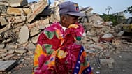 Un hombre se encuentra frente a un edificio derrumbado dos días después del terremoto que azotó La Guaira, Venezuela, el 26 de junio.
