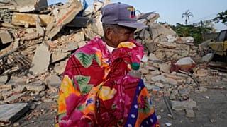 Un hombre se encuentra frente a un edificio derrumbado dos días después del terremoto que azotó La Guaira, Venezuela, el 26 de junio.
