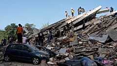Κάτοικοι και διασώστες ψάχνουν στα ερείπια ενός κτιρίου που κατέρρευσε δύο ημέρες μετά τους σεισμούς που έπληξαν την Κάτια Λα Μαρ της Βενεζουέλας, την Παρασκευή 26 Ιουνίου 202