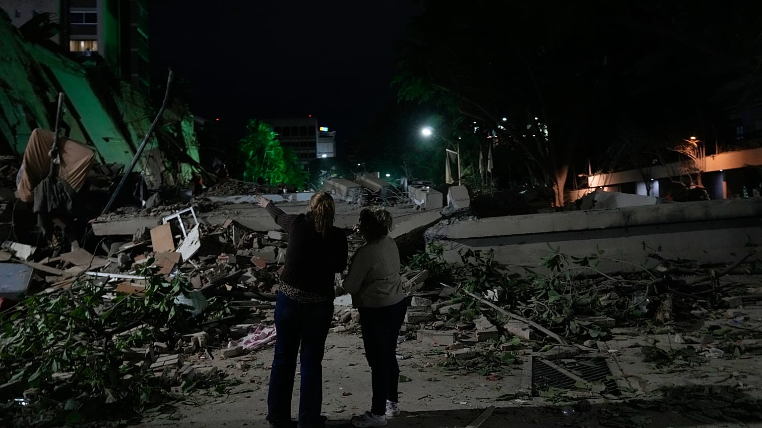 Vecinos observan los edificios derrumbados tras un terremoto en Caracas, Venezuela, el 25 de junio de 2026.