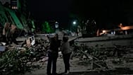 Vecinos observan los edificios derrumbados tras un terremoto en Caracas, Venezuela, el 25 de junio de 2026.