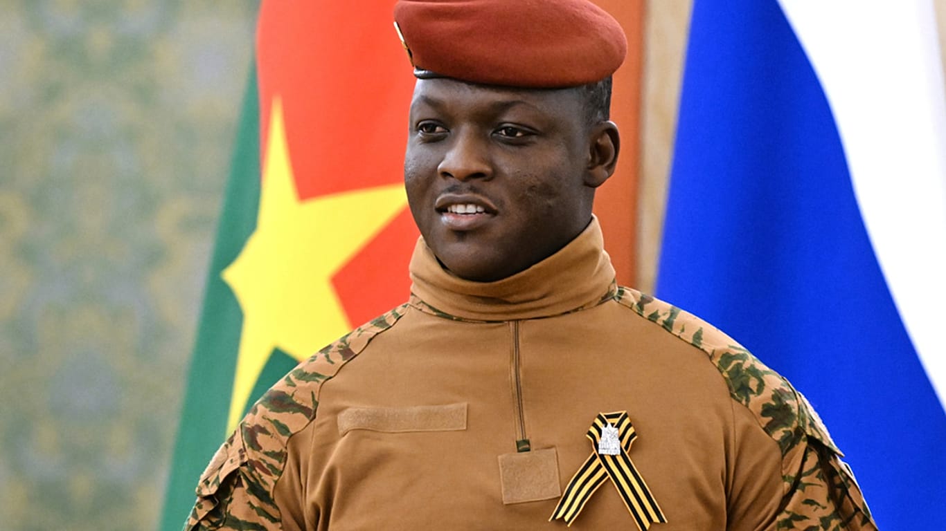 Il Burkina Faso rompe le relazioni diplomatiche con la Francia