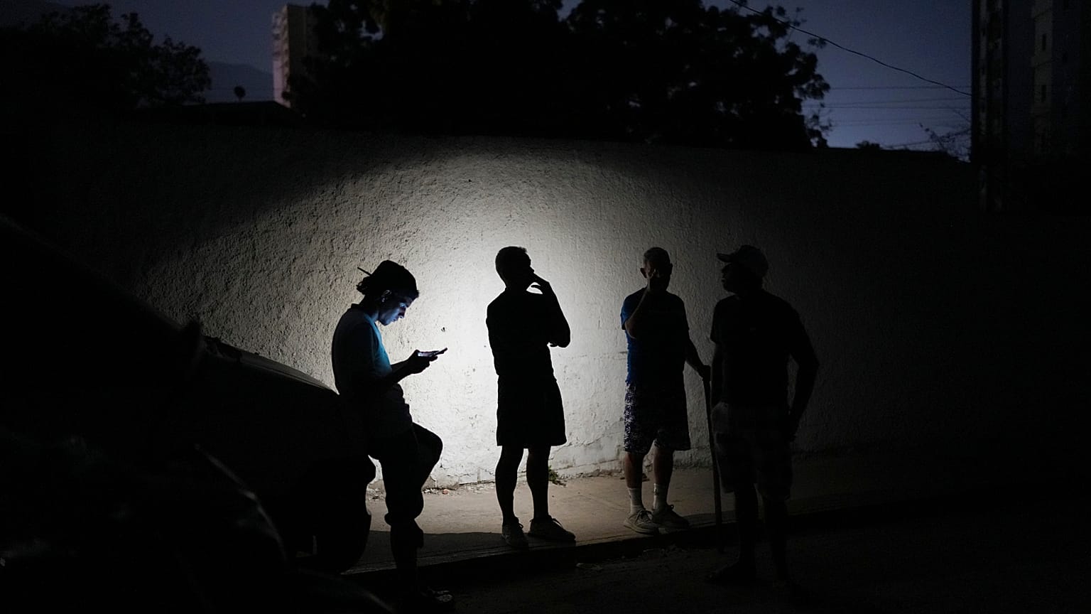 Residentes de La Guaira durante a busca por desaparecidos