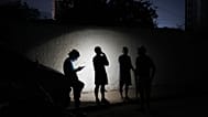 Residentes de La Guaira durante a busca por desaparecidos