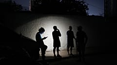 Residentes de La Guaira durante a busca por desaparecidos