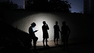 Residentes de La Guaira durante a busca por desaparecidos
