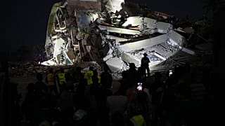 Kolumbiai mentőmunkások kutatnak a romok között három nappal azután, hogy 2026. június 27-én, szombat kora reggel földrengés rázta meg La Guaira városát Venezuelában