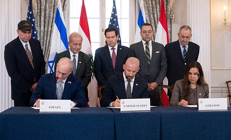 وزير الخارجية ماركو روبيو وآخرون يشاهدون، سفير إسرائيل لدى الولايات المتحدة. يحيئيل ليتر، المستشار دان هولر، وسفير لبنان لدى الولايات المتحدة. ندى حمادة  