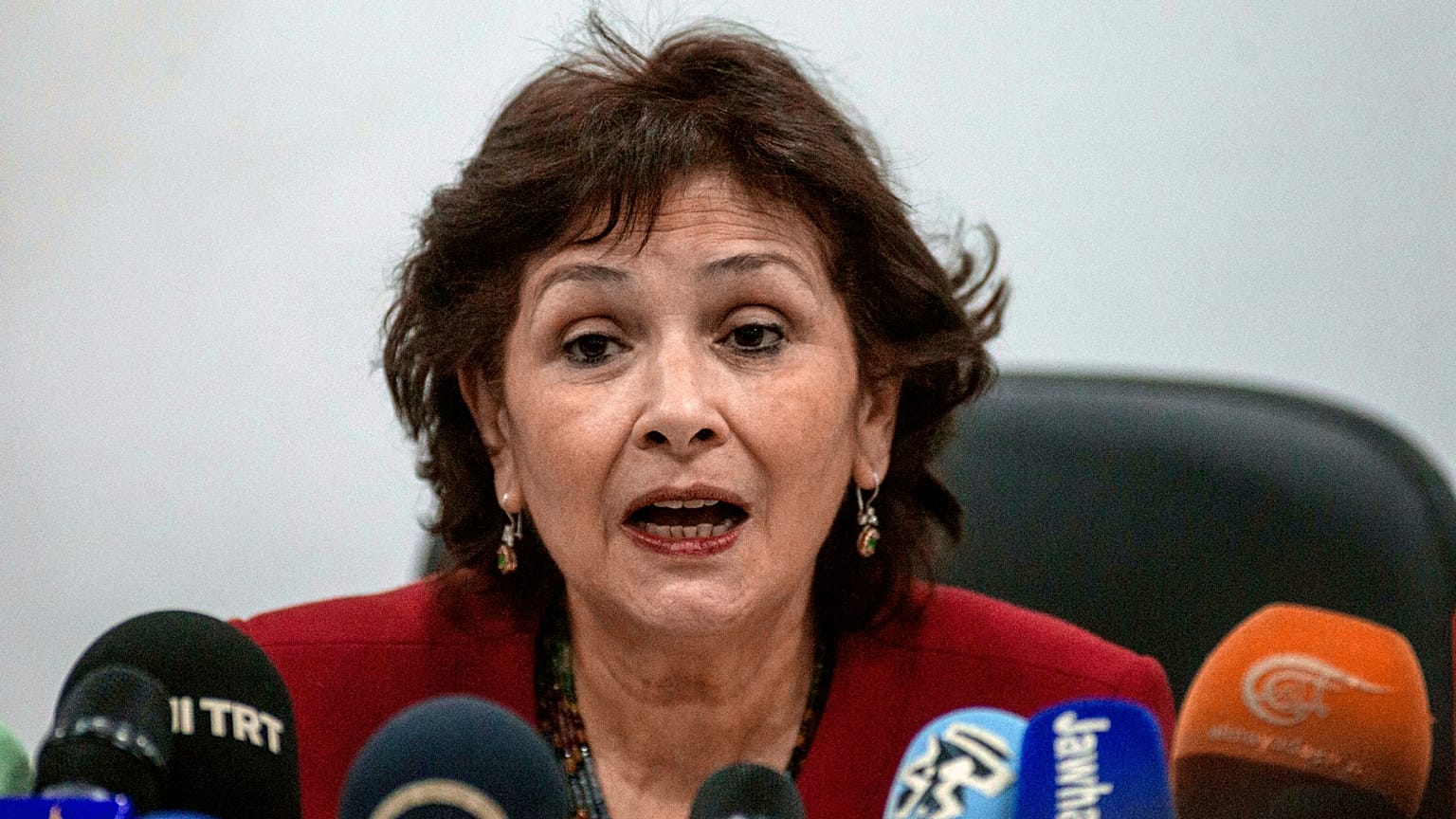 تلقي رئيسة لجنة الحقيقة والكرامة، سهام بن سدرين، كلمة أمام وسائل الإعلام خلال مؤتمر صحفي في تونس. 