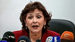 تلقي رئيسة لجنة الحقيقة والكرامة، سهام بن سدرين، كلمة أمام وسائل الإعلام خلال مؤتمر صحفي في تونس. 