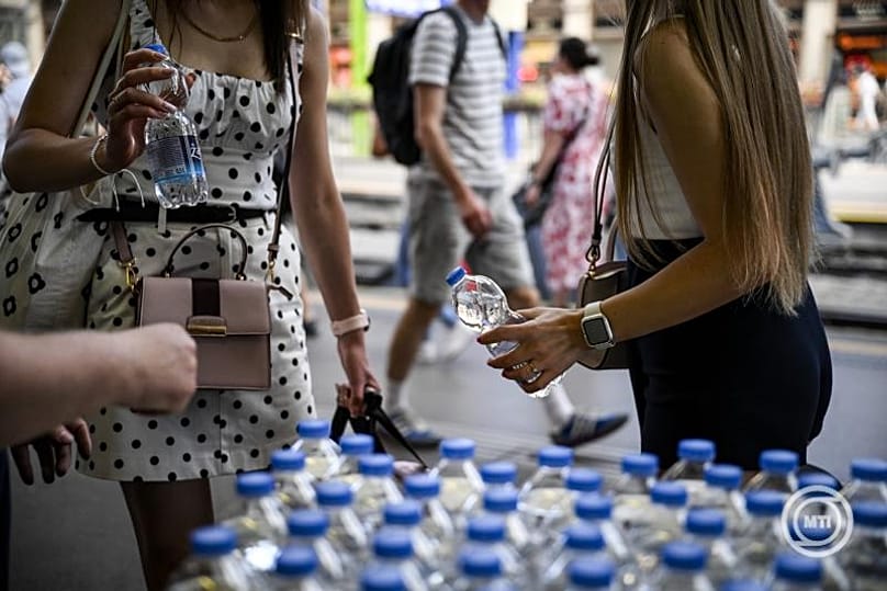 A MÁV-csoport palackos ivóvizet oszt az utasok számára a Keleti pályaudvaron