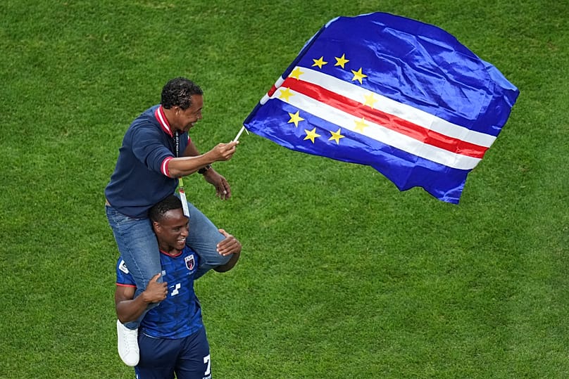 De bandeira em riste, treinador Bubista é levado em triunfo após a partida
