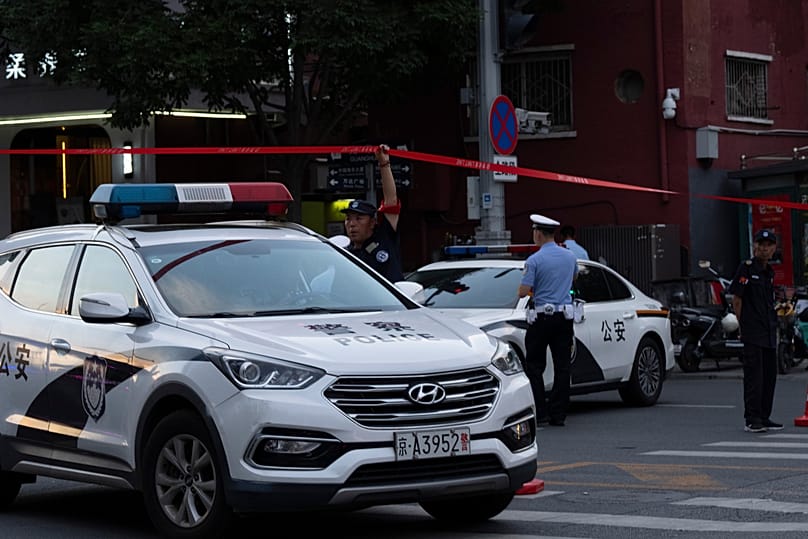 أغلقت الشرطة الطريق المؤدي إلى برج سيتيك المعروف أيضًا باسم برج زون بعد تعرض واجهته لأضرار في بكين، سينا، الجمعة 26 يونيو 2026. (AP Photo/هان جوان نج)