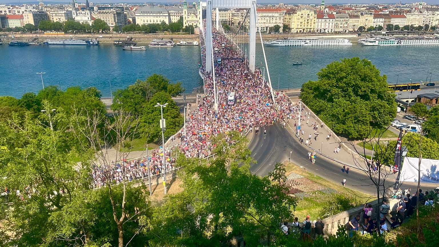 A Budapest Pride felvonulói az Erzsébet-hídon 2026. június 27-én 