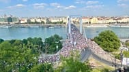 A Budapest Pride felvonulói az Erzsébet-hídon 2026. június 27-én 