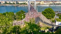 A Budapest Pride felvonulói az Erzsébet-hídon 2026. június 27-én 