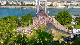 A Budapest Pride felvonulói az Erzsébet-hídon 2026. június 27-én 