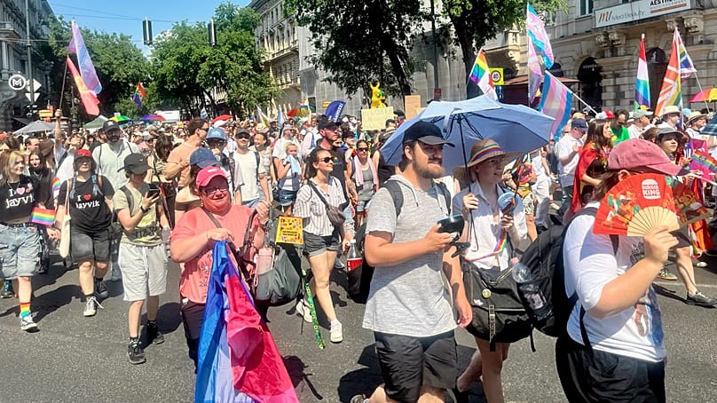 A Budapest Pride felvonulói az Andrássy út-Bajcsy-Zsilinszky út kereszteződésénél 2026. június 27-én 