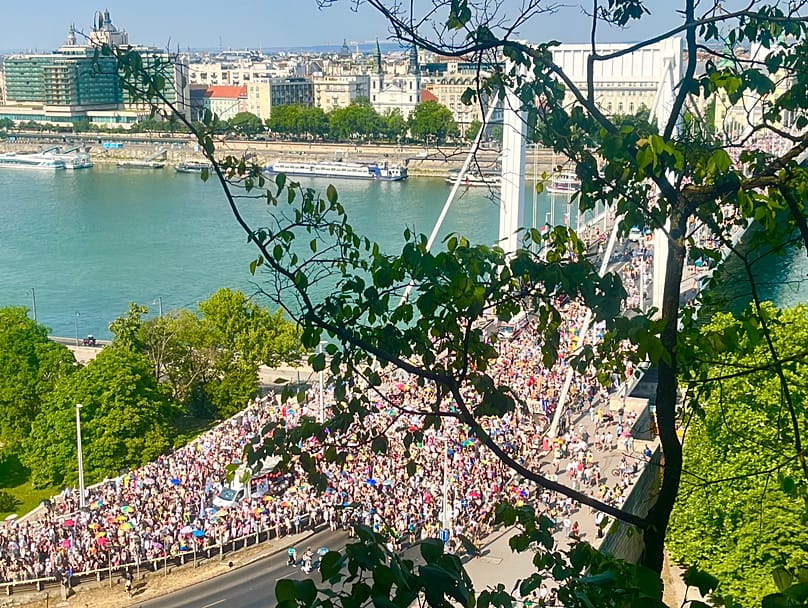 A Budapest Pride felvonulói az Erzsébet-hídon 2026. június 27-én 