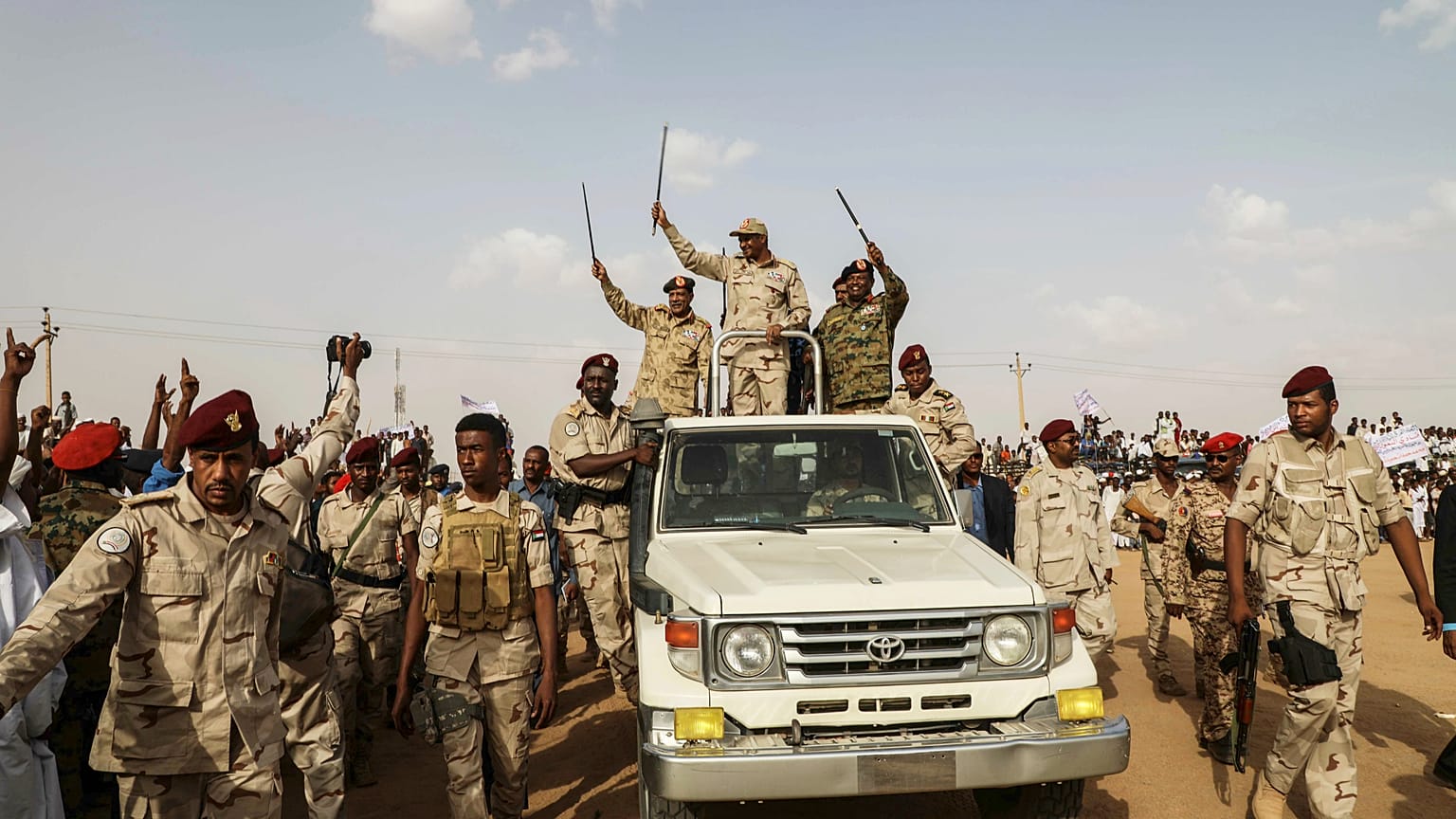صورة أرشيفية: قائد قوات الدعم السريع محمد حمدان دقلو (حميدتي) يلوّح للحشود خلال تجمع في ولاية نهر النيل بالسودان، 13 يوليو/تموز 2019.