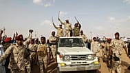 صورة أرشيفية: قائد قوات الدعم السريع محمد حمدان دقلو (حميدتي) يلوّح للحشود خلال تجمع في ولاية نهر النيل بالسودان، 13 يوليو/تموز 2019.