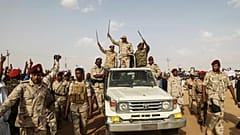 صورة أرشيفية: قائد قوات الدعم السريع محمد حمدان دقلو (حميدتي) يلوّح للحشود خلال تجمع في ولاية نهر النيل بالسودان، 13 يوليو/تموز 2019.