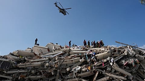 I soccorritori cercano tra le macerie tre giorni dopo i terremoti che hanno colpito Catia La Mar, in Venezuela, sabato 27 giugno 2026. (Foto AP/Fernando Vergara)