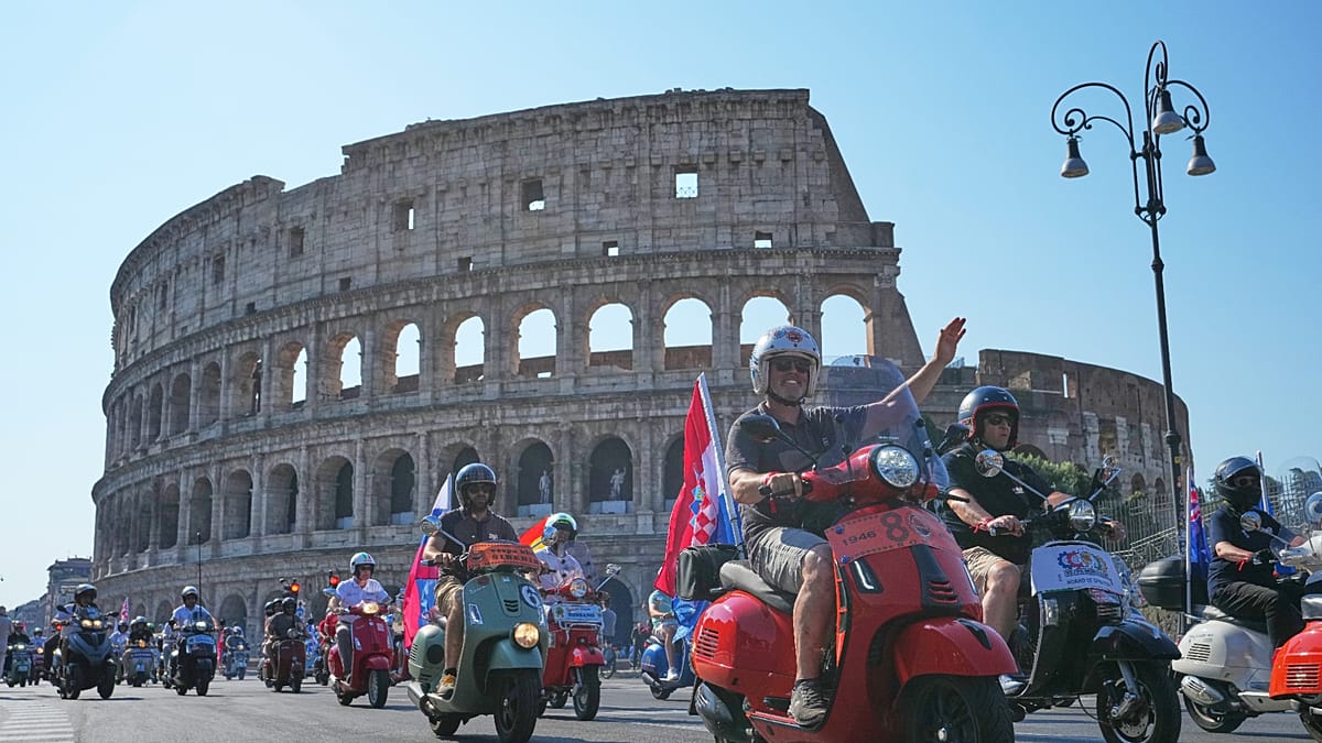 Rómában a Vespa 80. évfordulóját ünneplik