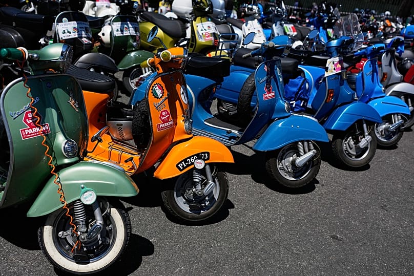 Несколько скутеров Vespa припаркованы перед «Vespa Village» во время празднования 80-летия скутера Vespa в Риме, в четверг, 25 июня 2026 года. (AP Photo)