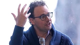 Dario Amodei, director ejecutivo y cofundador de Anthropic, interviene en la reunión de la Red Internacional de Seguridad de la IA en el Golden Gate Club del Presidio.