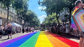 Hatalmas szivárványos zászló az Andrássy úton a menet indulása előtt.