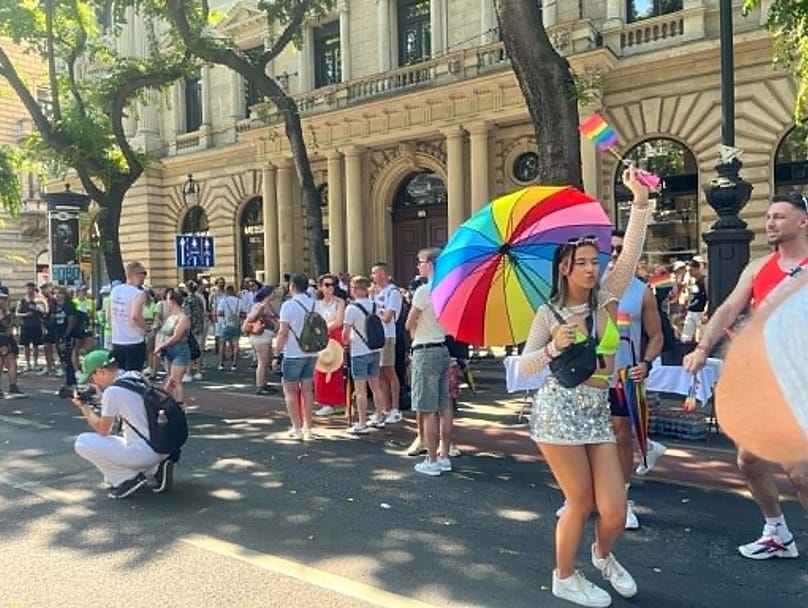 Boldog gyülekezők, vonulók a Pride-on