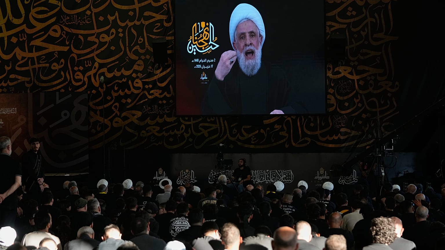 الأمين العام لحزب الله الشيخ نعيم قاسم يلقي كلم خلال مراسم عاشوراء قرب ضريح حسن نصر الله في بيروت، الأربعاء 17 يونيو/حزيران 2026.