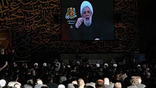 الأمين العام لحزب الله الشيخ نعيم قاسم يلقي كلم خلال مراسم عاشوراء قرب ضريح حسن نصر الله في بيروت، الأربعاء 17 يونيو/حزيران 2026.