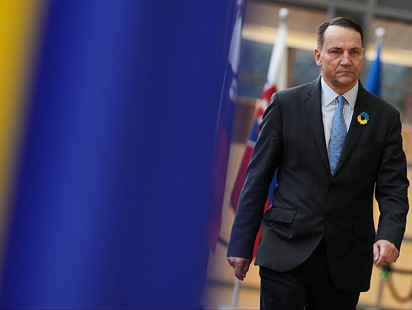 Polska Minister Spraw Zagranicznych Radosław Sikorski przybywa na spotkanie ministrów spraw zagranicznych UE w budynku Rady Europejskiej w Brukseli. 23 lutego 2026 roku.
